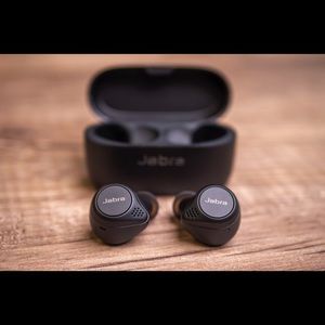 NIB black Jabra Elite 75t earbuds / 2 charging cases